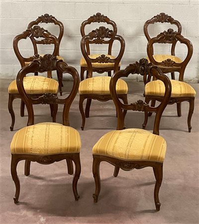 Gruppo di otto sedie "Luigi Filippo" con schienale a giorno intagliato, gambe m