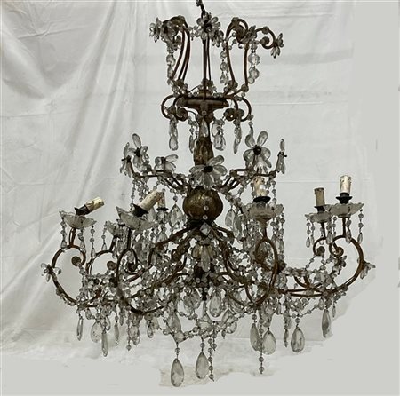 Antico lampadario a otto fiamme con fusto in legno intagliato e argentato, brac