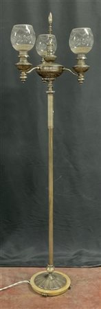 Lampada da terra a tre luci in metallo argentato e sbalzato con fusto scanalato