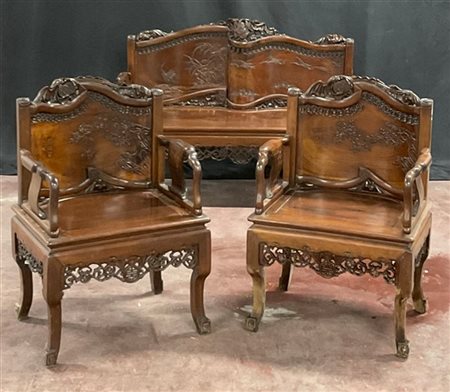 Fornitura da salotto composta da un divanetto a due posti e due poltroncine in