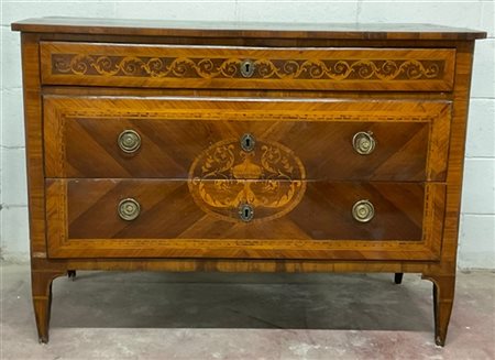 Comò a due cassetti e mezzo lastronato e intarsiato in legni vari. Fronte decor