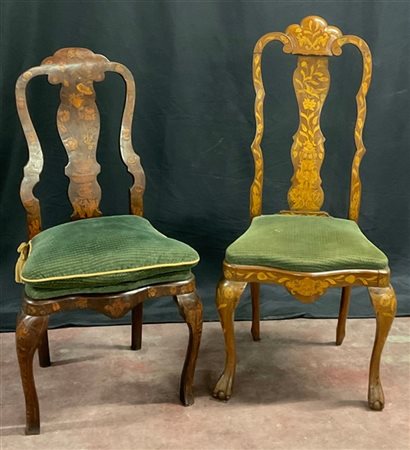 Lotto di due sedie olandesi in legno intarsiato a motivi naturalistici, sedute