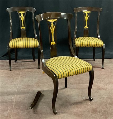 Gruppo di tre sedie a gondola con schienali centrati da intaglio dorato a motiv