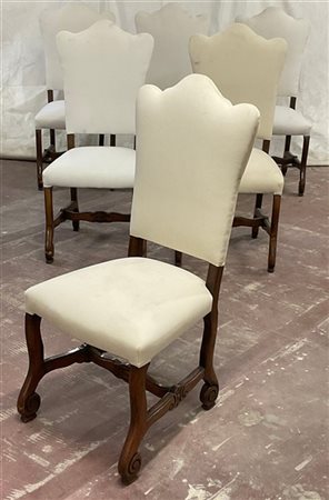 Gruppo di dodici sedie in legno intagliato schienale sagomato, gambe mosse term