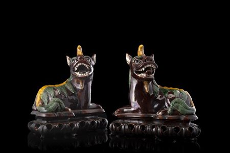 Coppia di leoni buddisti a invetriatura sancai, basi in legno (restauri)
Cina,