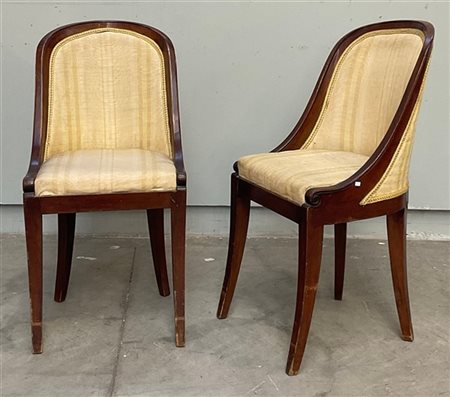 Coppia di sedie da camera con schienale ricurvo, gambe anteriori a sciabola riv