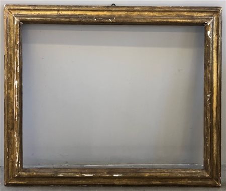 Grande cornice in legno dorato del secolo XIX (cm 152x126, battuta cm 106x130)