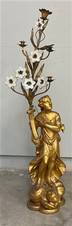 Ignoto del secolo XIX candeliere in legno intagliato a figura allegorica con co