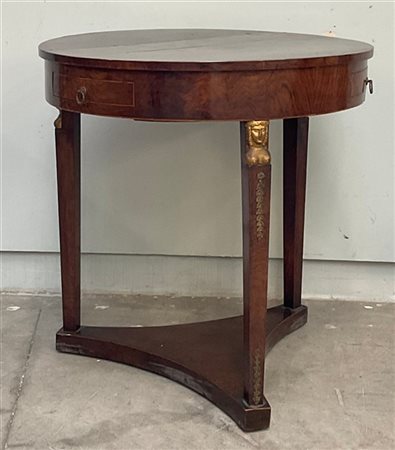 Tavolino "Impero" lastronato in mogano con tre cassetti nella fascia, tre soste