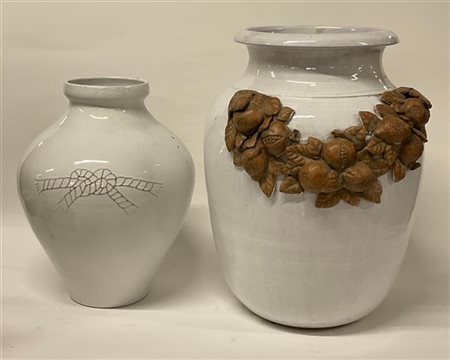 Lotto di due vasi in ceramica smaltata bianca, dei quali il maggiore della mani