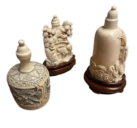 Lotto di tre snuff bottles in materiali diversi, due con basi in legno
Cina, in