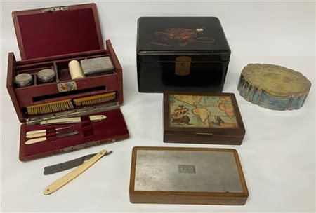 Lotto composto da quattro scatole diverse di cui una con coperchio in argento,