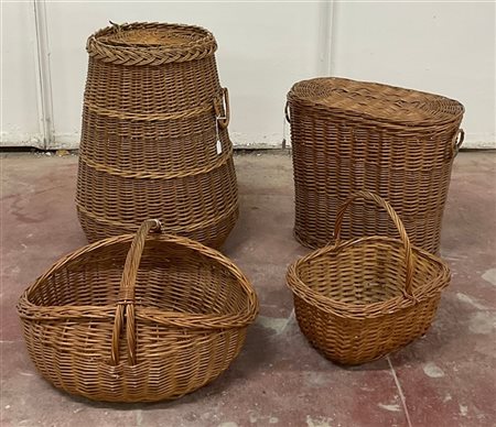 Lotto composto da quattro ceste di vimini unite ad alcuni giocattoli in legno (