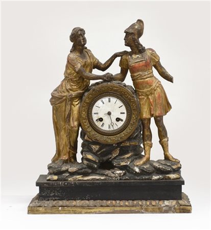 Pendola da tavolo in legno a soggetto mitologico. Quadrante in smalto bianco a