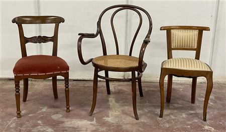 Lotto composto da una poltroncina tipo Thonet in faggio curvato al vapore unito