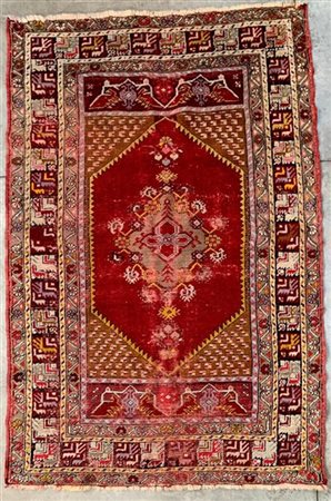 Tappeto Mudjur, Anatolia, fine secolo XIX. Decoro con medaglione su campo rosso