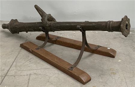 Piccola lantaka da cassero navale in ferro. Con gioia di bocca con la canna dec