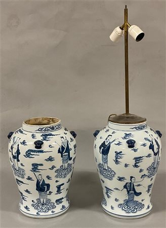 Coppia di vasi in porcellana bianca e blu decorati con figure degli otto immort