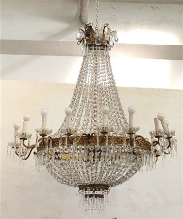 Lampada a sospensione a ventiquattro luci con cristalli pendenti e struttura in