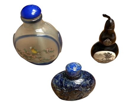 Lotto di tre snuff bottles di cui una in vetro decorata con paesaggio e uccelli