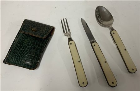 Set di posate da viaggio in metallo e finto avorio, in custodia(difetti)