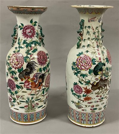Due vasi a balaustro in porcellana Famiglia Rosa con decoro con fagiani tra bam