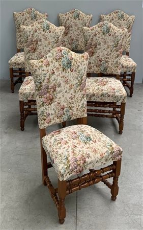 Gruppo di sei sedie in legno, schienale di forma sagomata, gambe riunite da tra