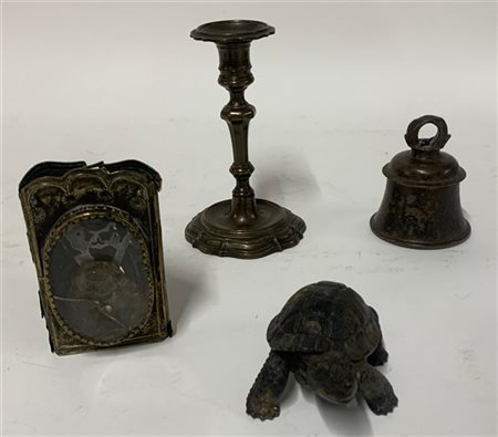 Lotto composto da una lanterna da viaggio, una campana, un candeliere e una tar