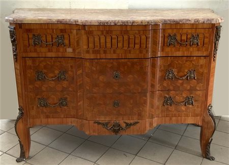 Comò con fronte sagomato a tre cassetti lastronato, filettato ed intarsiato a m