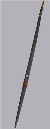 Arco ligneo con terminali intrecciati di midollino e incisione di un dio locale