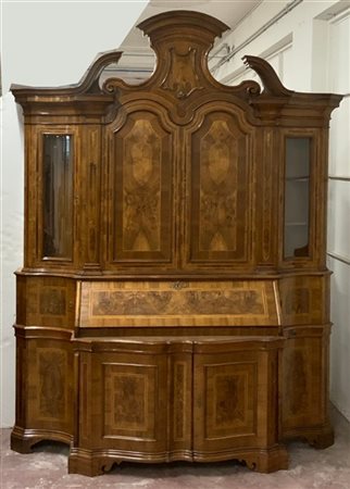 Mobile a due corpi di forma mossa lastronato, filettato e intarsiato. Parte inf