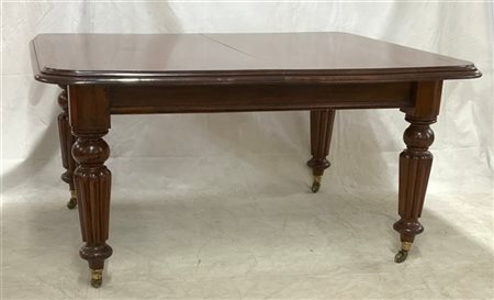 Tavolo lastronato in mogano, inglese, secolo XIX. Gambe tornite e scanalate mun