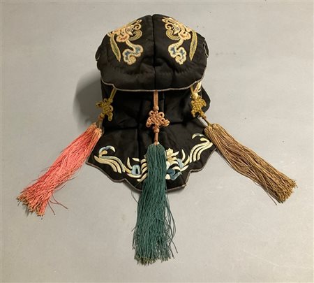 Copricapo in seta nera ricamato in seta policroma, Cina, fine secolo XIX (lievi