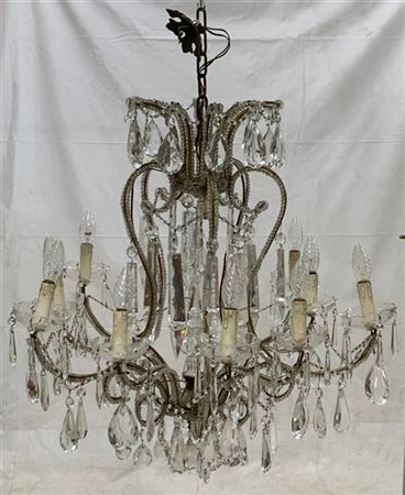 Coppia di lampadari con struttura in metallo, pendenti e perlinature in cristal