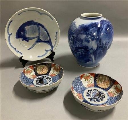 Lotto composto da un vaso in porcellana bianca e blu con decoro a paesaggio, du