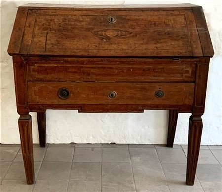 Ribalta in noce decorata con filettature e piccolo intarsio, calatoia celante q