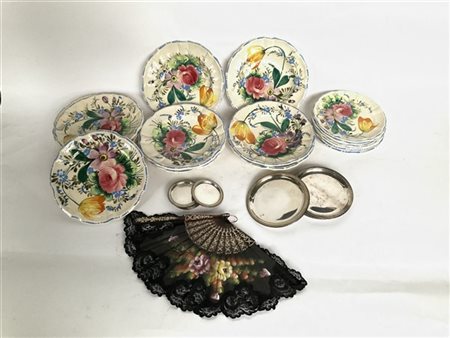 Lotto composto da un servizio di piatti in ceramica policroma a fiori composto