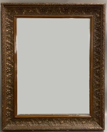 Lotto di due specchiere, una con cornice in legno intagliato e dorato, decorata