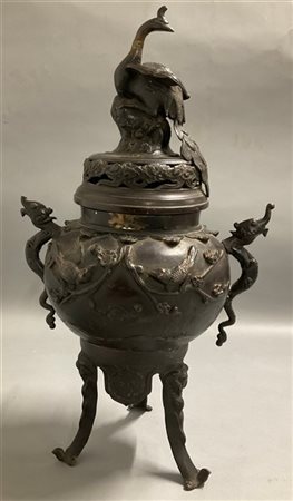 Incensiere in bronzo con decoro di volatili a rilievo e fiori, anse ferine a gu