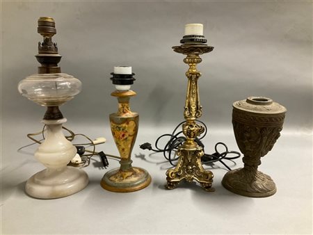 Gruppo di quattro lampade in materiali ed epoche diffrenti (h max cm 36) (difet