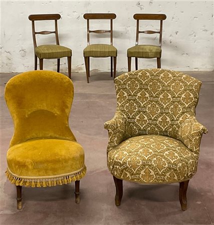 Lotto composto da due poltroncine da camera e tre sedie con schienali a giorno,