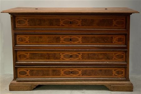 Antico cassettone in legno filettato a tre cassetti, calatoia nella fascia supe