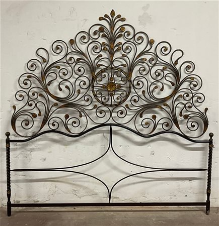 Testiera da letto in ferro battuto a volute dipinte a motivi floreali (l cm 175