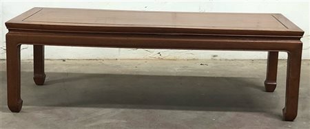 Tavolino basso in legno biondo
Cina, sec. XX
(cm 126,8x41x50,3) (difetti)