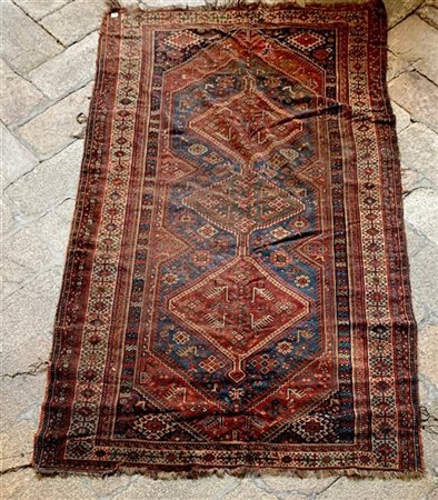 Tappeto Qashqai, Persia, secolo XX. Decoro con tre medaglioni romboidali su fon