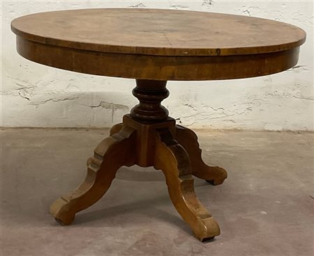 Tavolo basso con piano circolare in legno intagliato e filettato, sostegno a ba