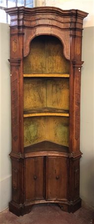 Coppia di antiche angoliere in legno filetatto; tre ripiani a giorno  due sportelli nella parte inferiore. (cm 88x223x55 circa) (difetti)