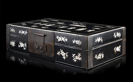 Scatola in legno ebanizzato intarsiata in osso con figure e pagode in paesaggio