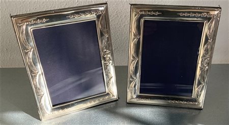 Coppia di cornici portafoto in lamina d'argento sbalzato. Marchi inglesi (cm 22