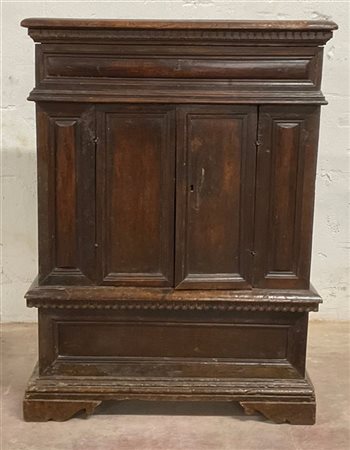 Credenzino ricavato da un antico inginocchiatoio con fronte a due sportelli, pi